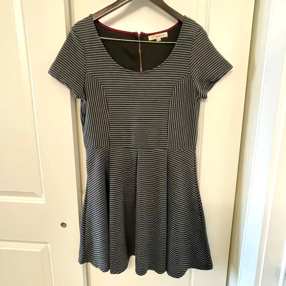 Rewind Gray Black Striped Fit Flare Dress Size XL Cap Sleeve Pleated Casual Knee - Picture 2 of 10